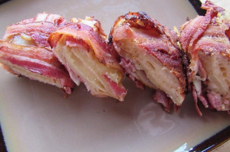 Derretido envuelto en bacon, tostadas francesas con amaretto y tostadas con aguacate y huevos pocheados